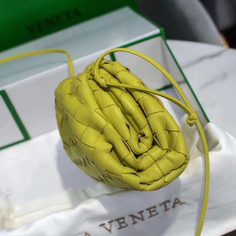 Batch 1260 Real shot👇2020 New colors on Xiaoyunduo Authentic Italian original Bottega Veneta This Pouch clutch bag is one of the first designs created by designer Daniel in BV. It has a simple soft silhouette bag body without any unnecessary decoration. It has a very elegant and high-end texture when you hold it casually in your hand. The more you look at it, the more you will be fascinated by it. Counter quality size: 22*12.7cm (Xiao Yunduo rough weaving)